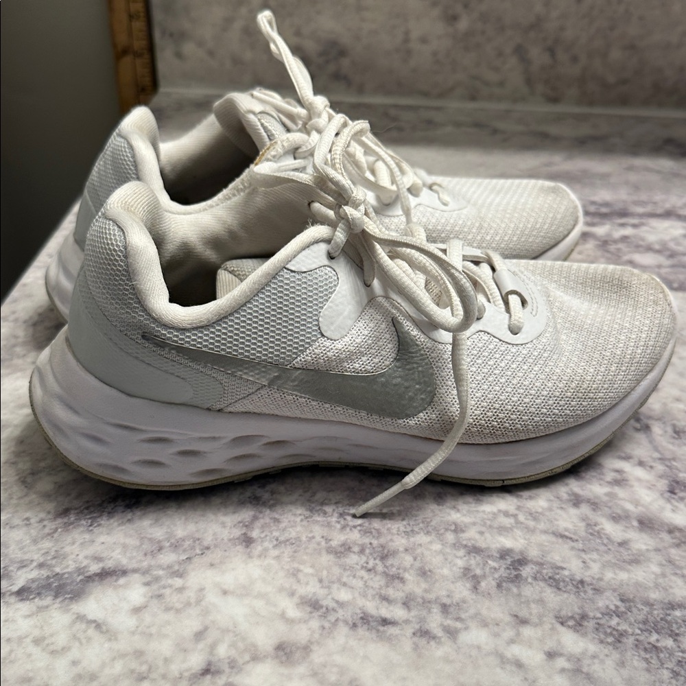 Nike Resolution White Size 5 DC3729-101.